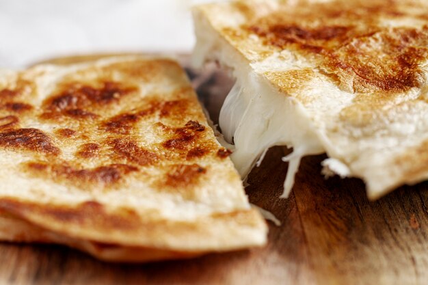 Heerlijke pita pannenkoek met gesmolten kaas