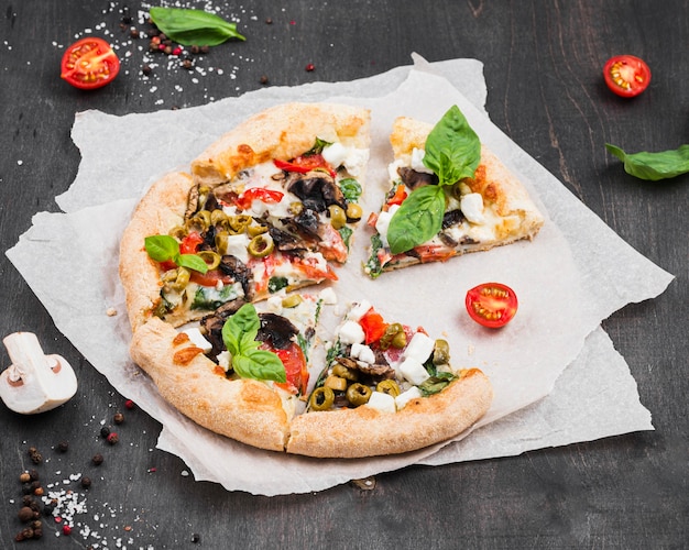 Heerlijke pizza met groenten arrangement