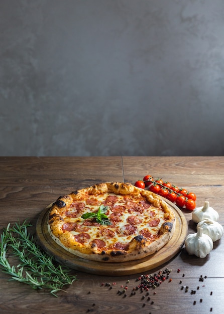 Gratis foto heerlijke pizza, traditionele italiaanse pizza.