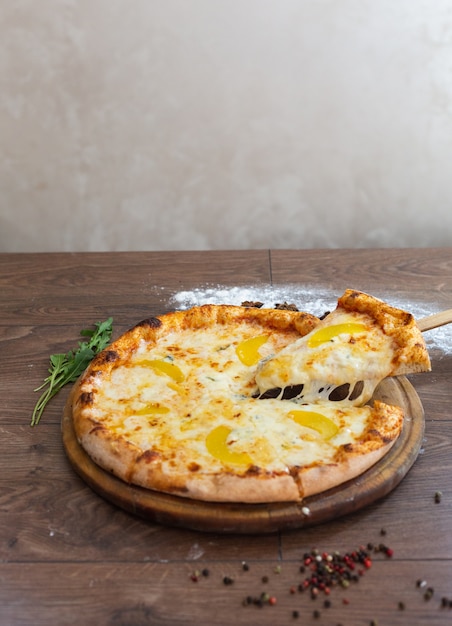 Heerlijke pizza, traditionele Italiaanse pizza.
