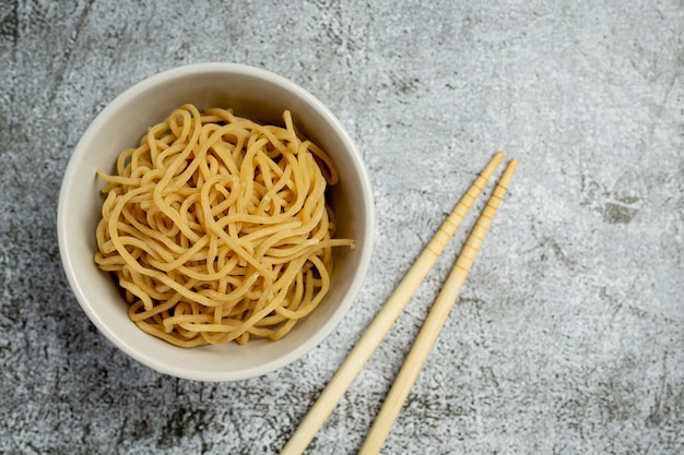 Gratis foto heerlijke ramen op een donkere ondergrond