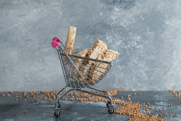 Heerlijke rijstwafels in een klein winkelwagentje en verspreide boekweit