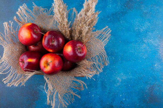 Heerlijke rode glanzende appels die in houten doos worden geplaatst.