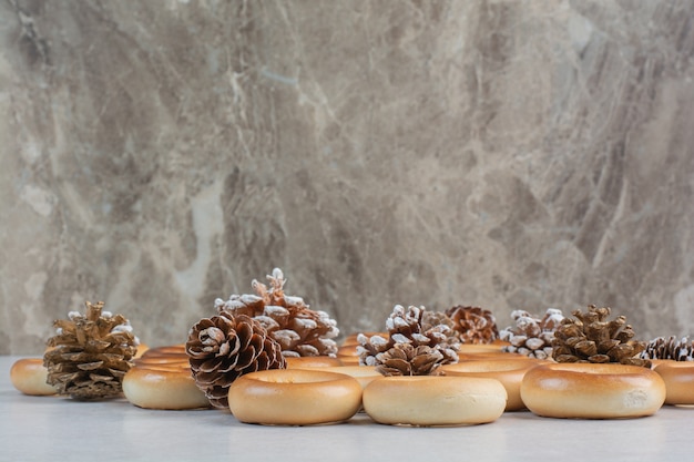 Heerlijke ronde koekjes met dennenappels op witte achtergrond. Hoge kwaliteit foto