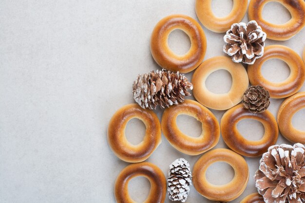 Heerlijke ronde koekjes met dennenappels op witte achtergrond. Hoge kwaliteit foto