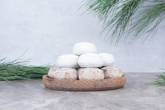 Heerlijke ronde koekjes op houten plaat.