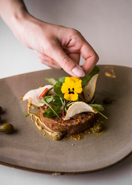 Heerlijke rundvlees maaltijd met bloem