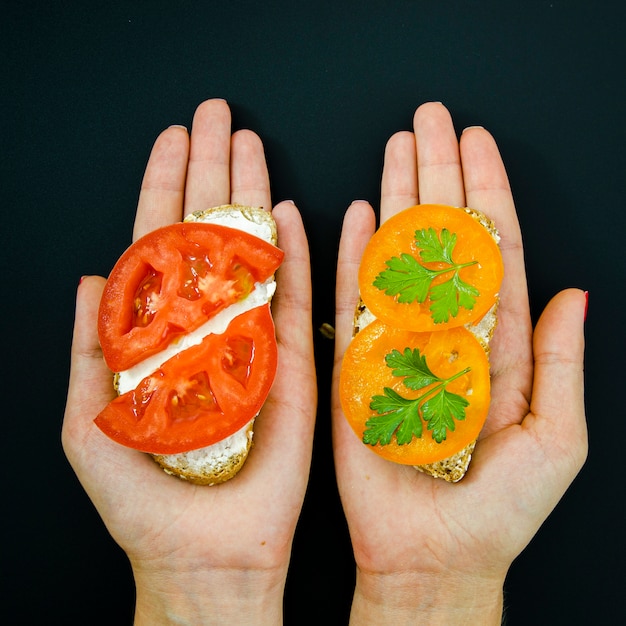 Gratis foto heerlijke sandwich met biologisch brood en tomaat