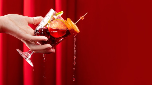 Gratis foto heerlijke sangria-cocktail in de hand gehouden