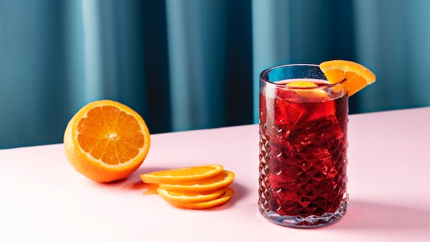 Heerlijke sangria met schijfjes sinaasappel