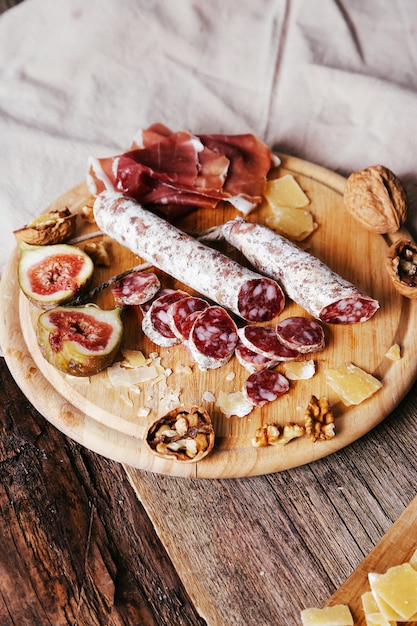 Heerlijke snacks op een houten bord