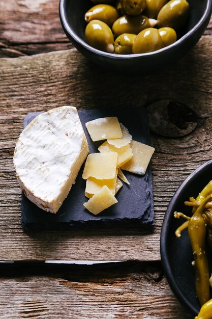 Heerlijke snacks op een houten bord