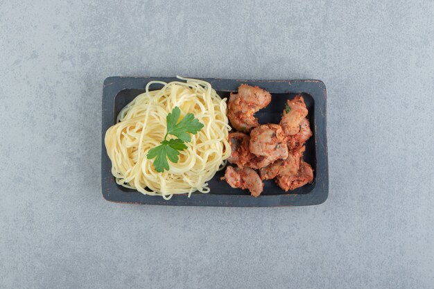 Heerlijke spaghetti pasta met gemarineerd vlees.