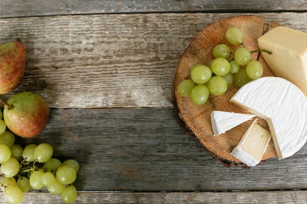 Gratis foto heerlijke stukjes kaas en fruit