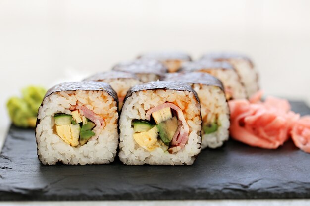 Heerlijke sushi geserveerd op de tafel