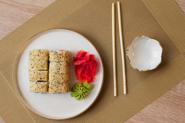 Heerlijke sushi op tafelblad bekijken