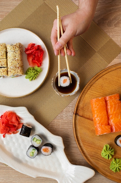 Heerlijke sushi op tafelblad bekijken