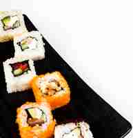 Gratis foto heerlijke sushi op zwarte plaat