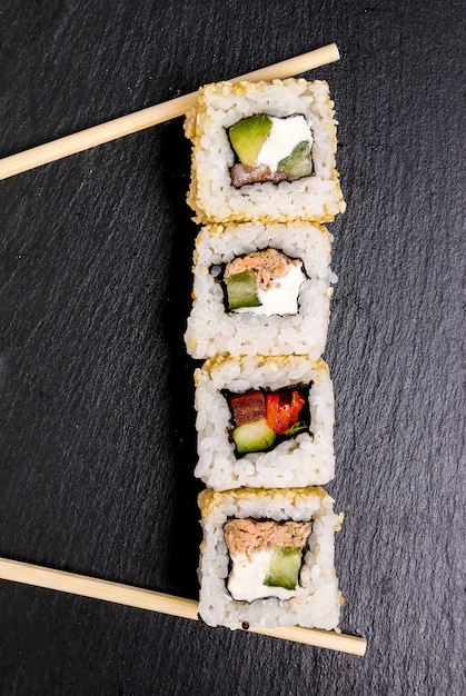 Heerlijke sushi op zwarte plaat