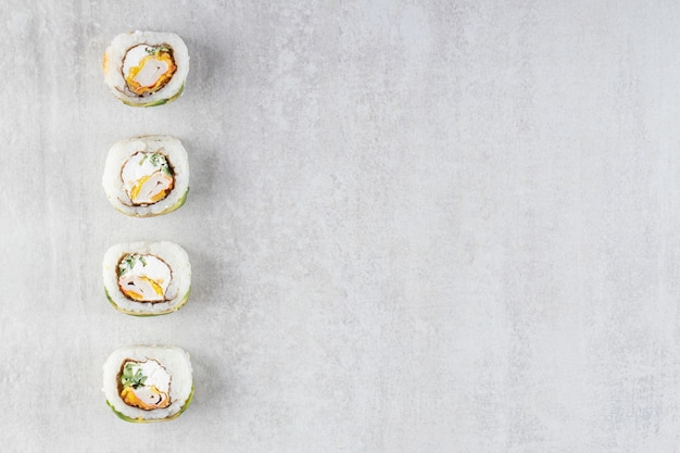 Heerlijke sushi rolt met tonijn op stenen tafel.