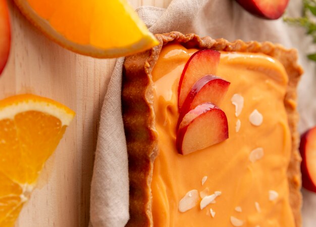 Heerlijke taart met perzik en sinaasappel arrangement