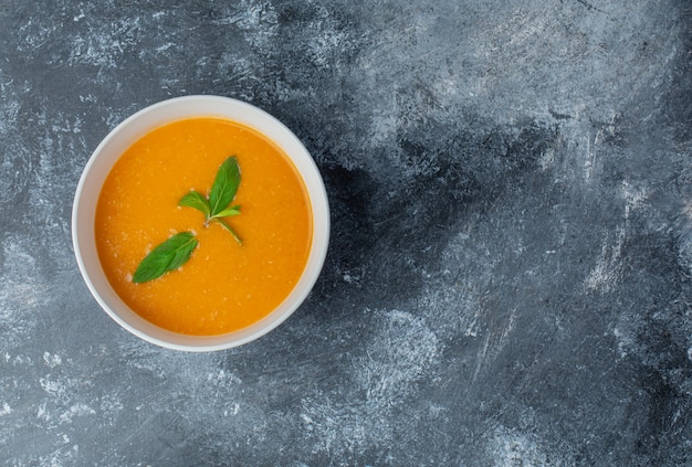 Heerlijke tomatensoep in witte kom.