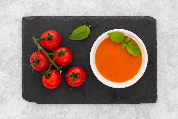 Heerlijke tomatensoep op tafel