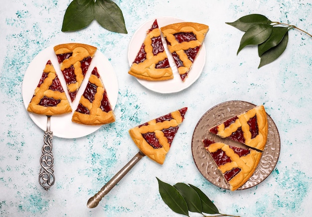 Heerlijke traditionele berry cherry pie Crostata op lichte ondergrond