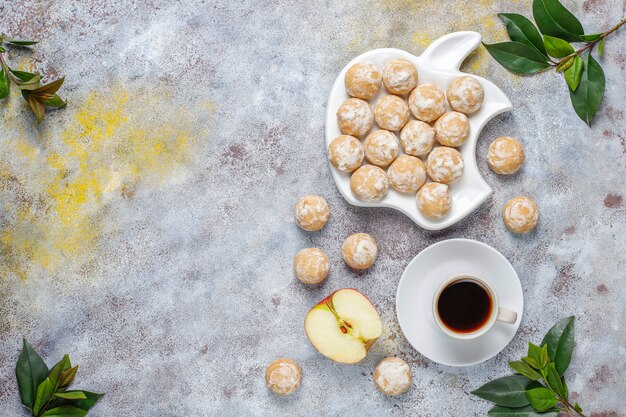 Heerlijke traditionele Russische peperkoek met appel, bovenaanzicht