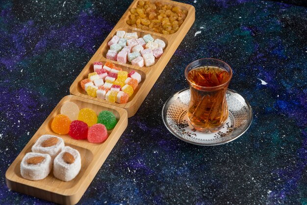 Heerlijke Turkse lekkernijen met thee op een kleurrijk oppervlak