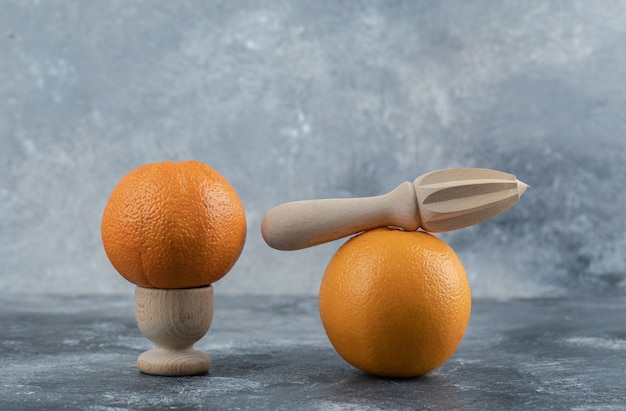 Heerlijke twee sinaasappelen op marmeren tafel.