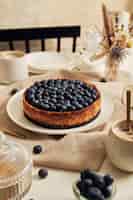 Gratis foto heerlijke vegan yoghurt bosbessencake met salontafel op een witte tafel