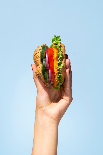 Heerlijke vegetarische hamburger in de hand van een persoon