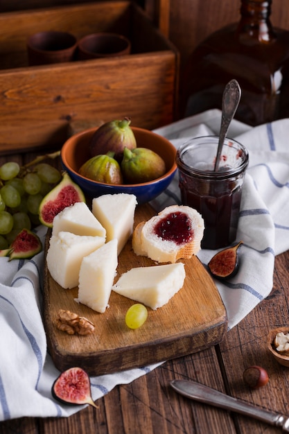 Gratis foto heerlijke verscheidenheid aan snacks op een tafel