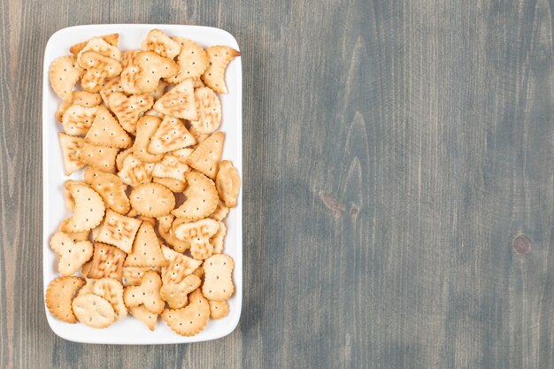 Heerlijke verse crackers op een witte plaat. Hoge kwaliteit foto