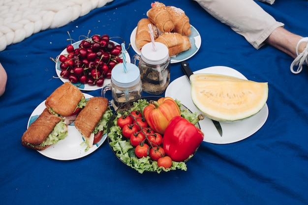 Heerlijke verse groenten op de plaat. Close-up van eco gezonde groenten op de plaat. Zomerpicknick groenten. Salade, tomaten, rode paprika en komkommers.