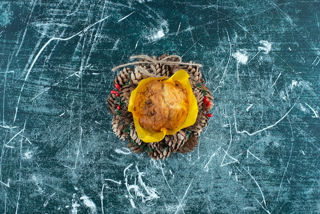 Heerlijke verse muffin en kerstkrans op een kleurrijke achtergrond. Hoge kwaliteit foto