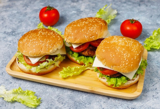 Heerlijke verse zelfgemaakte hamburgers op tafel