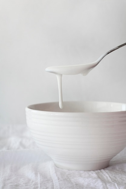 Heerlijke yoghurt in witte kom