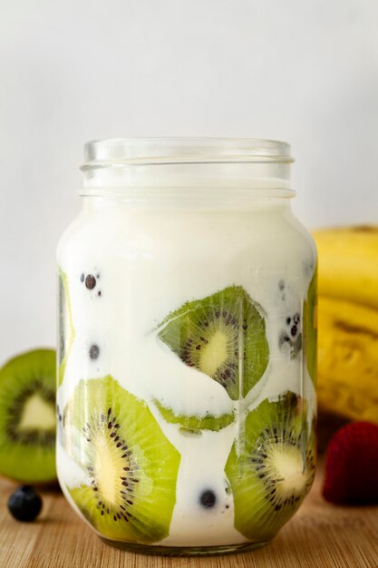 Heerlijke yoghurt met plakjes kiwi