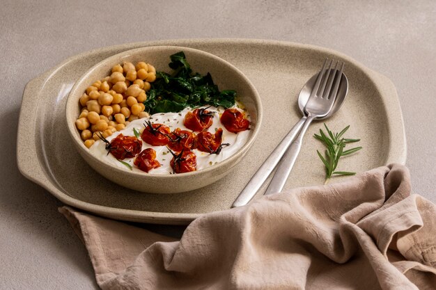 Heerlijke yoghurtmaaltijd met kikkererwten en gedroogde tomaten