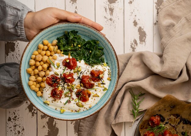 Heerlijke yoghurtmaaltijd met kikkererwten en gedroogde tomaten