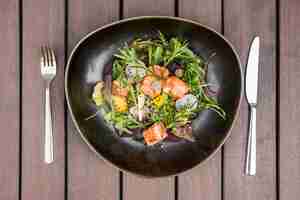 Gratis foto heerlijke zalm salade plat lag