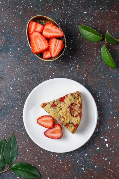 Heerlijke zelfgemaakte aardbei crumble cake met verse aardbeien plakjes