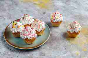 Gratis foto heerlijke zelfgemaakte cupcakes met diverse hagelslag