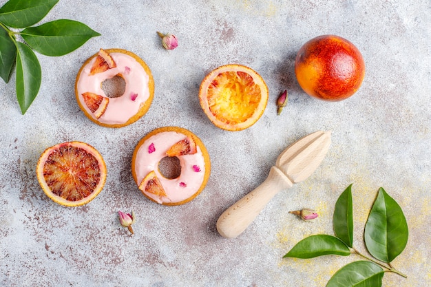 Heerlijke zelfgemaakte donuts met bloedsinaasappelglazuur.