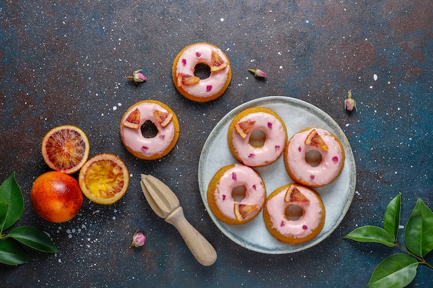 Gratis foto heerlijke zelfgemaakte donuts met bloedsinaasappelglazuur.