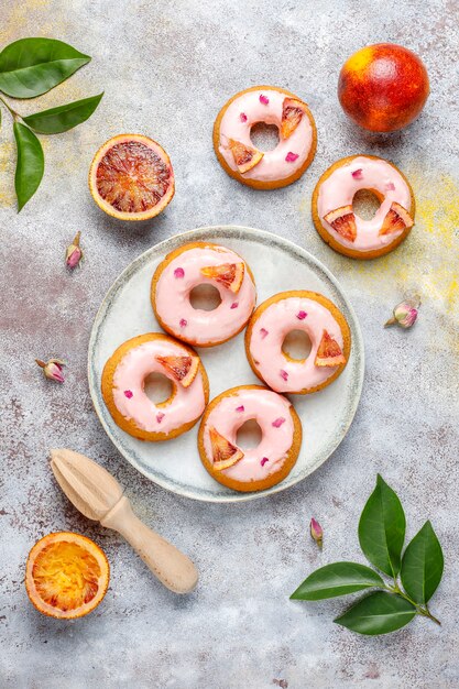 Heerlijke zelfgemaakte donuts met bloedsinaasappelglazuur.