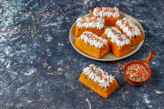 Heerlijke zelfgemaakte kleine fruitkoekjes, rozijnenkoekjes, bovenaanzicht