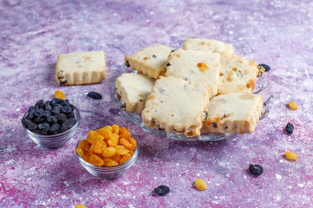 Gratis foto heerlijke zelfgemaakte koekjes met rozijnen.